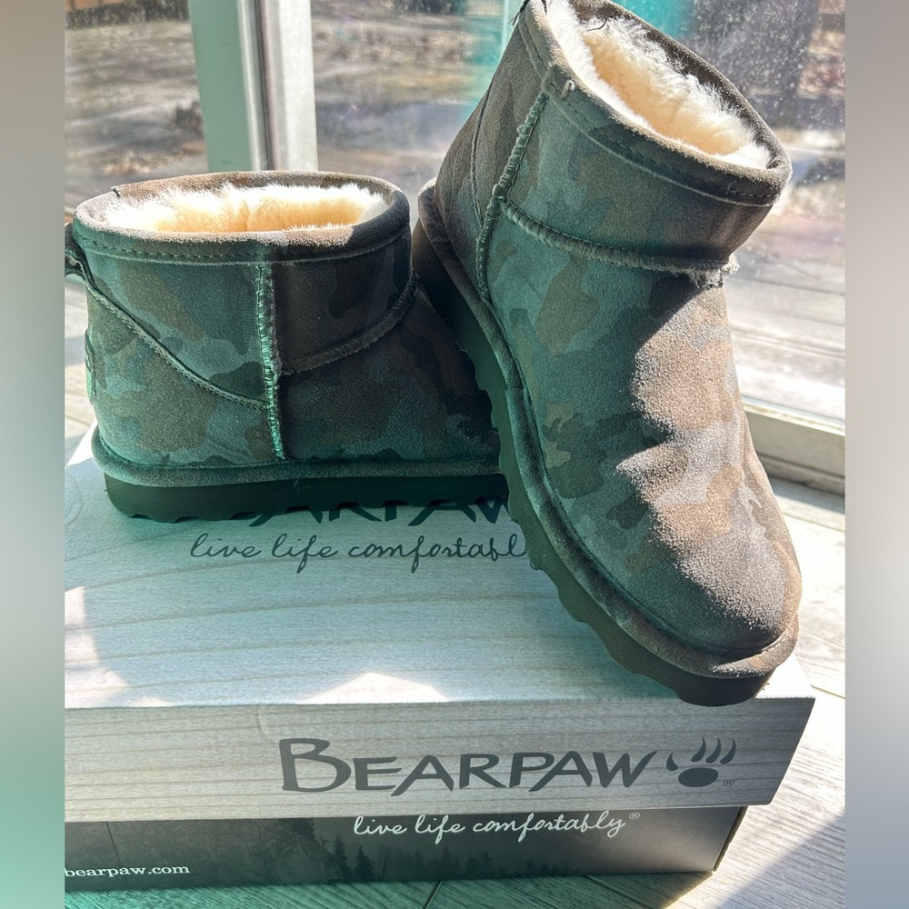 Like new BearPaw Camo colored ankle boots women’s size 8